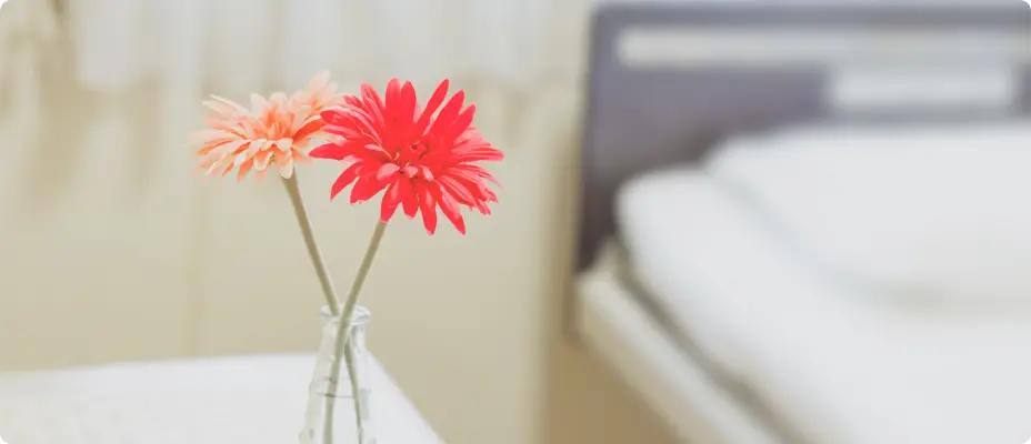 花瓶に生けられた花が置かれた診察室の様子