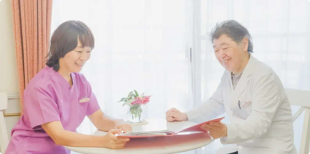 院内で並ぶ医師・スタッフの様子