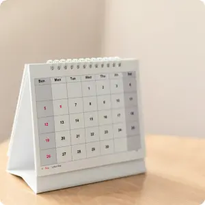カレンダーに置かれた聴診器