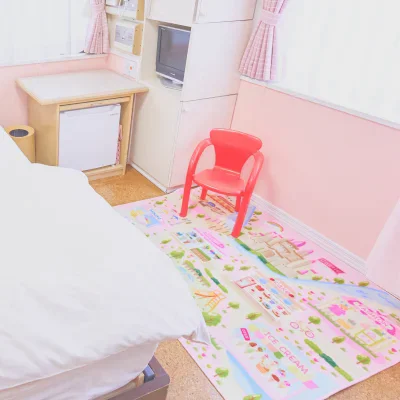 お子さま用のイスとプレイマットがある病室