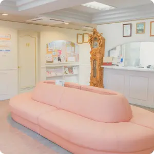 ピンクのソファが置かれた院内の待合スペース