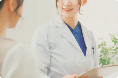 カルテを手に笑顔で説明する医師