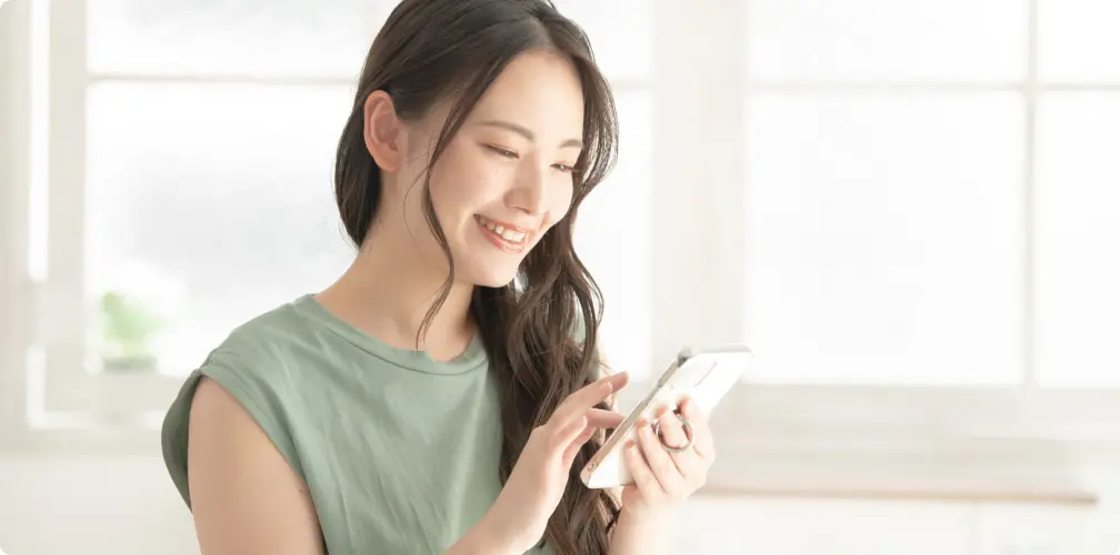 スマートフォンでオンライン母親学級に参加する妊婦さん