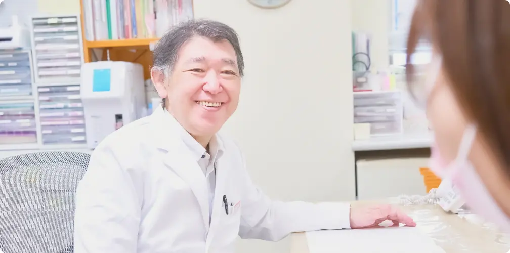 院長と患者が向き合って診察をしている様子